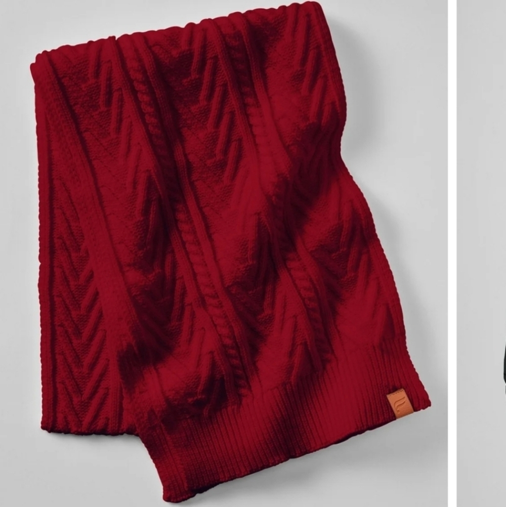 NWT Fabletics The Cable Knit Scarf in Holly‎ Berry One Size